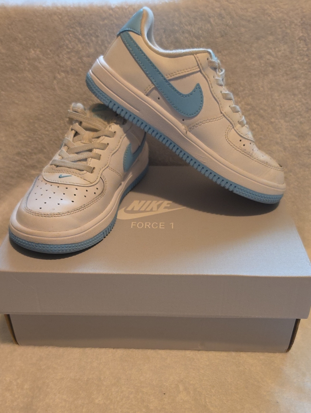 Nike Kids Air FORCE 1 Low EasyOn White/blue Sneakers with Light Blue Swoosh